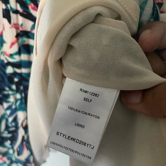 Flowy dress with palm/tropical pattern, hits above the knee - Picture 5 of 5